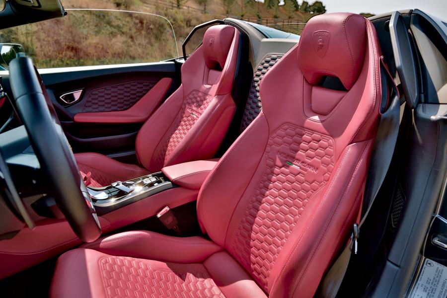 Интерьер Lamborghini Huracan LP610-4 Spyder 2015 года  (NA) (фото 11 из 19)